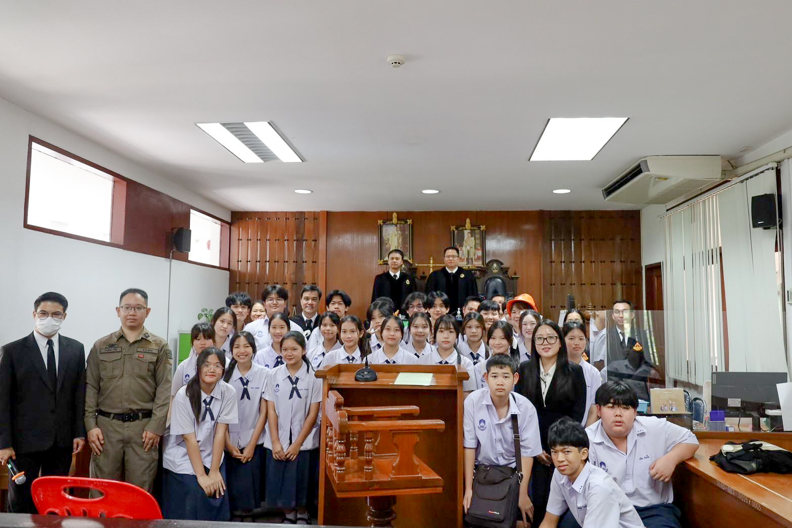 นักเรียน ม.3 สาธิต มพ. เข้าศึกษาดูงานศาลจำลอง เนื่องในวันรพี ประจำปี 2568