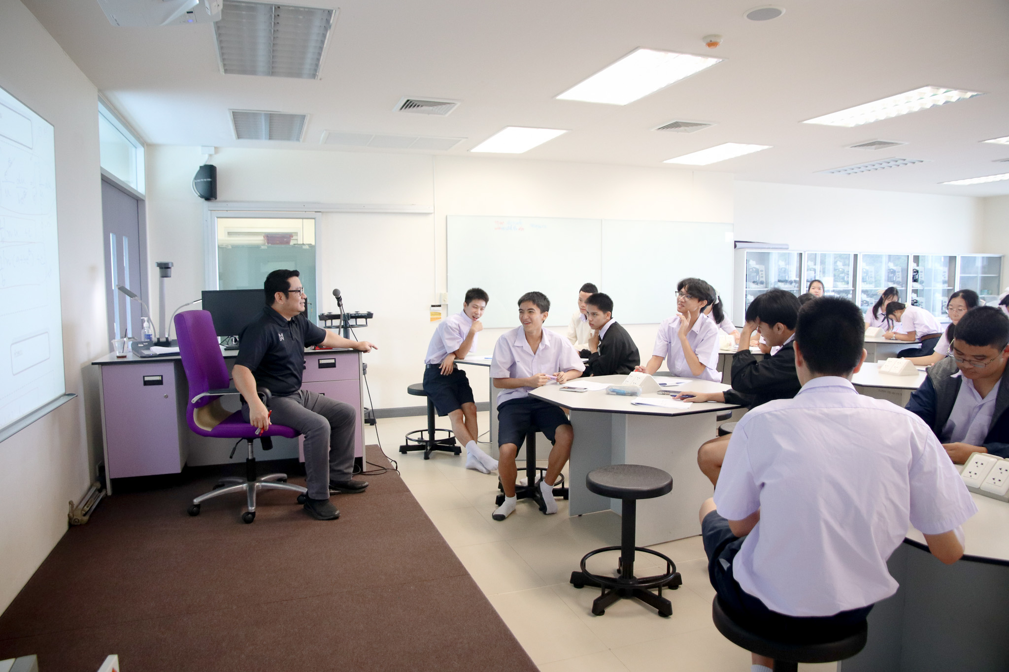 ภาพบรรยากาศการเรียนการสอนคณิตศาสตร์พื้นฐาน เรื่อง พื้นฐานอินทิเกรต สำหรับแคลคูลัสเบื้องต้น ซึ่งเป็นคณิตศาสตร์พื้นฐาน สำหรับเรียนฟิสิกส์ขั้นสูง