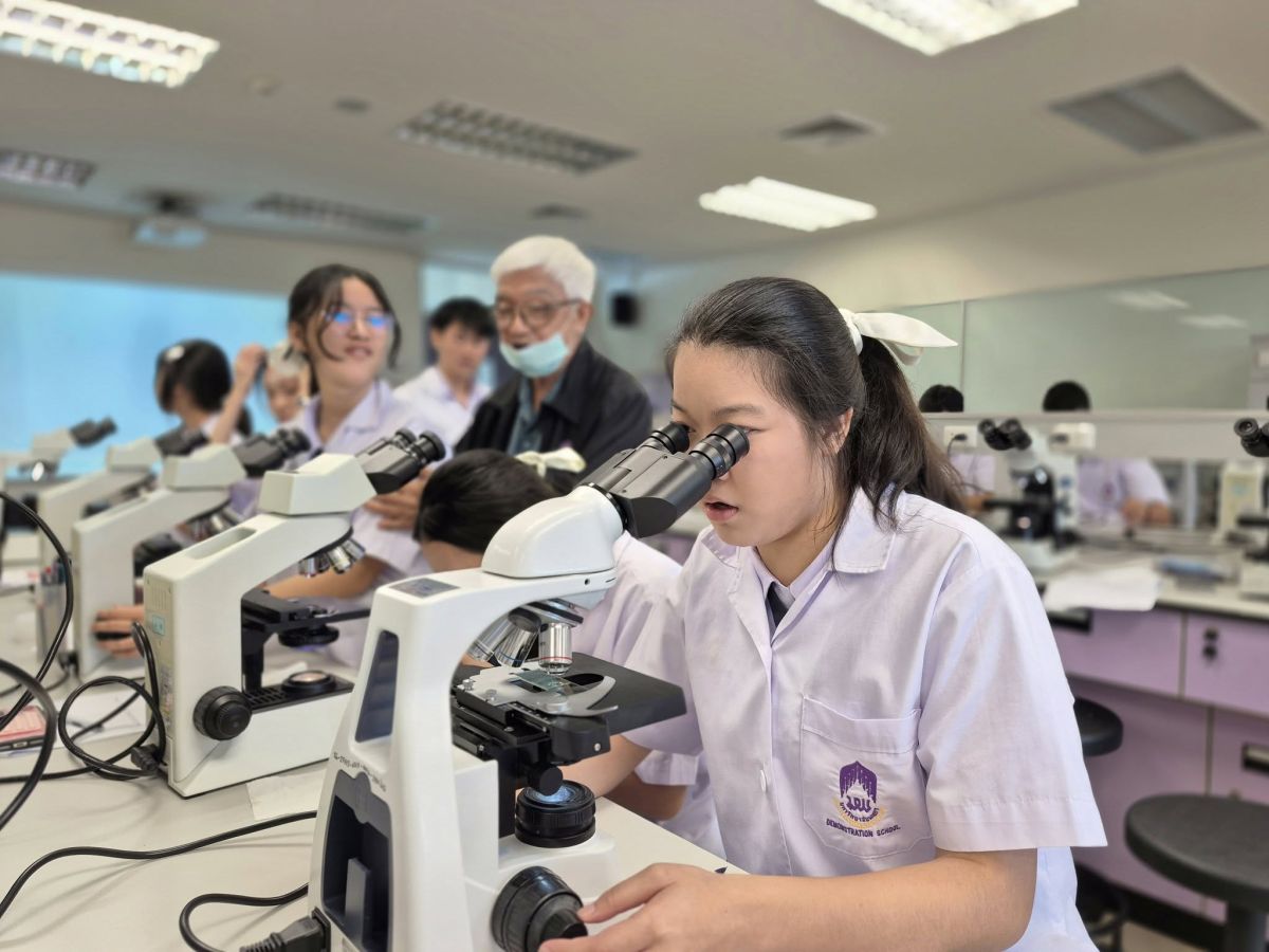 เรียนรู้ผ่านการลงมือปฏิบัติจริง! นักเรียน ม.4 โรงเรียนสาธิตมหาวิทยาลัยพะเยา ศึกษาการใช้กล้องจุลทรรศน์และโครงสร้างของเซลล์
